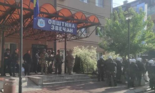 Okupljeni Srbi čekaju da se povuku specijalci iz zgrade opštine