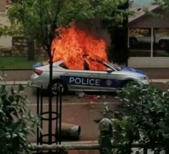Zapaljen automobil tzv. kosovske policije u Zvečanu i jedan civilni auto (FOTO)