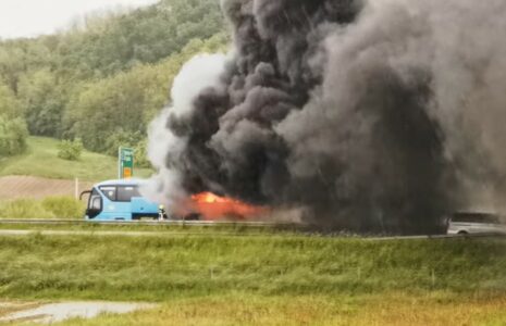 DRAMA NA AUTOPUTU U HRVATSKOJ Zapalio se autobus iz BiH, kulja crni dim, putnici evakuisani (VIDEO)