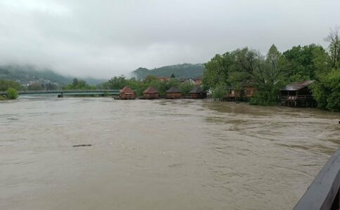 VODA UŠLA U KUĆE U Bosanskoj Krupi proglašeno stanje prirodne nesreće od poplava (FOTO)