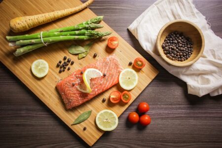 NUTRICIONISTI PREPORUČUJU Naučno je dokazano da losos smanjuje holesterol