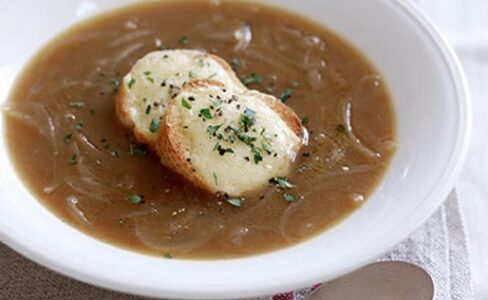 SLADUNJAVO KISELKASTA Francuska supa od luka postaće vam svakodnevan obrok