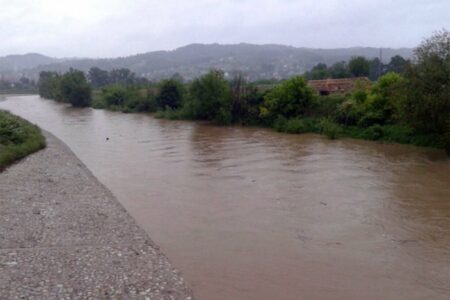 U Hrvatskoj Kostajnici vanredne mjere odbrane od poplava, raste i Sava