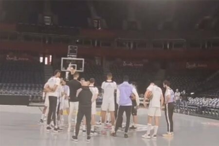 Košarkaši Reala odali počast žrtvama tragedije u Beogradu (VIDEO)