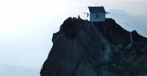 NA VISINI OD “TEK” 2094 METRA Kuća na vrhu planine u kojoj možete besplatno prespavati (VIDEO)