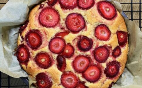 TAJNI SASTOJAK ZA KOJEG SU ZNALE NAŠE BAKE Starinska torta sa jagodama postala viralni gastro hit (VIDEO)