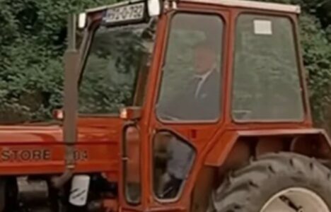 NESVAKIDAŠNJI PRIZOR Originalni maturant došao na proslavu traktorom (VIDEO)