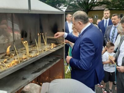 „DANAS SE SJEĆAMO NAŠIH PREDAKA“ Dodik i Stevandić na osveštanju spomen-kapele na Vojnom groblju u Mauthauzenu