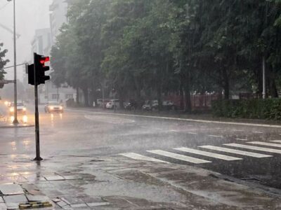 Јaka kiša poplavila ulice u Doboju: Vodena bujica nosila i automobile