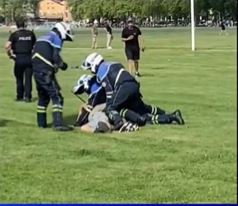 OVAKO JE UHAPŠEN MONSTRUM KOJI JE IZBO DJECU U FRANCUSKOJ: Dva policajca ga jedva drže, a treći pokušava da mu stavi lisice (VIDEO)