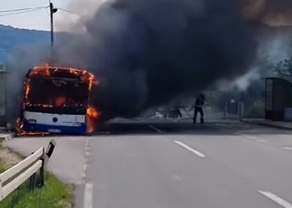 Izgorio autobus kod Kruševca (VIDEO)