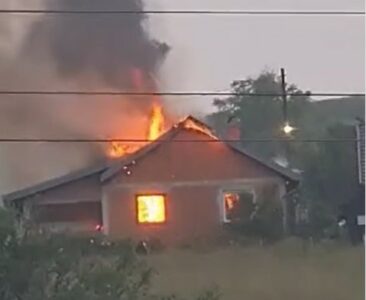DETALJI POŽARA U KOSTAJNICI Izgorio krov kuće, reakcijom vatrogasaca spriječena tragedija