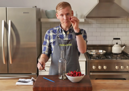 Kuvar otkrio kako najbrže da očistite višnje i trešnje od koštica (VIDEO)