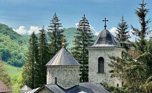 Pravoslavne svetinje u Dalmaciji oskrnavljene ustaškim simbolima (FOTO)