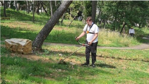 GRADONAČELNIK ZA PRIMJER Mario Kordić pomagao komunalcima i trimerom kosio travu u parku