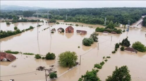 HAOS U SRBIJI, EVAKUISANO VIŠE OD 200 LJUDI Borba sa poplavama i klizištima, pojedini putevi u prekidu