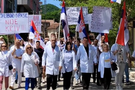 I MEDICINARI NA ULICI Protestna šetnja zbog hapšenja Srba i prebijanja djece na Kosovu (VIDEO)