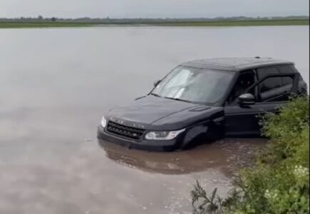 KALJUGA KAO BOLJA OPCIJA Range Rover završio zaglavljen u poplavljenoj livadi (VIDEO)