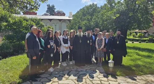 Patrijarh stipendiste darivao ikonom Presvete Bogorodice Pećke i novčanom pomoći
