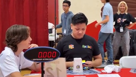 OVO JE SKORO PA NEMOGUĆE Dečko s autizmom srušio svjetski rekord u slaganju Rubikove kocke (VIDEO)