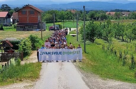 Cijelo selo kod Prijedora na protestu: Čuvamo svoje dvorište, nećemo rudnik!