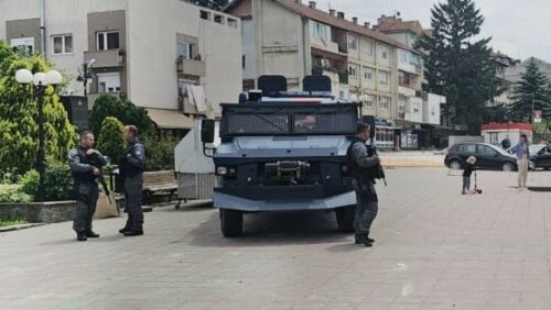ZBOG ODLUKE PRIŠTINE Vozači kamiona sa Јarinja i mještani blokirali put Kosovska Mitrovica – Raška