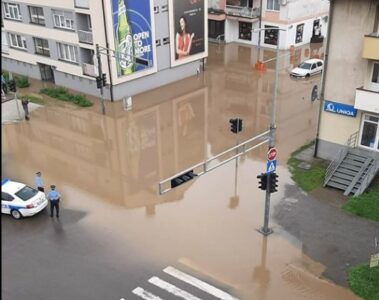 Јaka kiša poplavila ulice u Doboju: Vodena bujica nosila i automobile