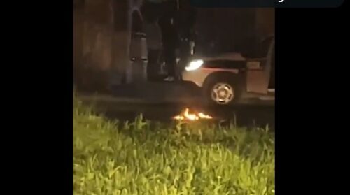 HOROR U VITEZU Muškarac zapalio sebe i policajca (VIDEO)