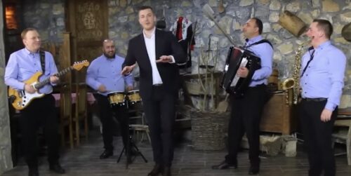 SVI PLEŠU UZ „KE TI DOJDAM“ Vojnik napravio hit koji je ujedinio Balkan! Uz ritam koji razbija „miješaju“ i brojne poznate ličnosti (VIDEO)