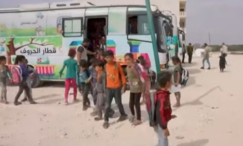 AUTOBUSE OBOJILI I PREUREDILI U UČIONICE Djeca nastavila školovanje u Siriji nakon zemljotresa (FOTO/VIDEO)
