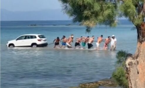 BIZARAN PRIZOR U GRČKOJ JE HIT NA MREŽAMA Kupači vidjeli plutajuću „škodu“ i krenuli u akciju (VIDEO)
