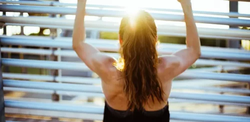 VJEŽBA OD 10 SEKUNDI ZATEŽE DIO TIJELA KOJI MNOGE ŽENE SAKRIVAJU Aktivira mišiće i čini da izgledate i osjećate se top
