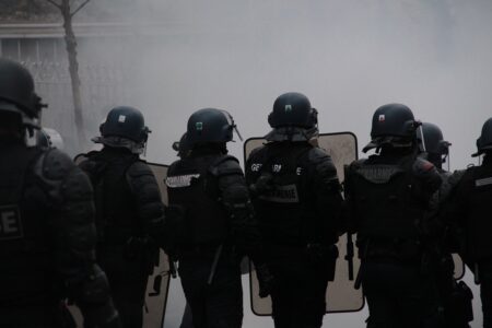 Na ulicama Francuske i večeras 45.000 policajaca i žandara