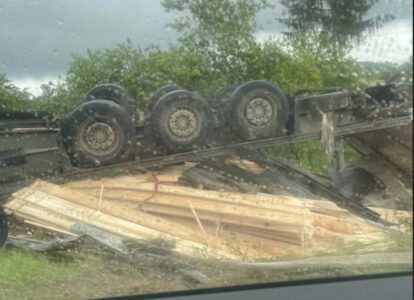 JEZIV PRIZOR NEZGODE KOD BANJALUKE Kamion sa drvenom građom sletio sa puta (FOTO)