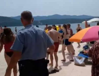 Plesali kolo na plaži u Neumu, policija im pokvarila zabavu (VIDEO)