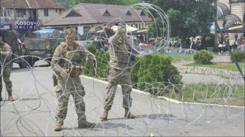 Pripadnici Kfora u Leposaviću skidaju dio bodljikave žice ispred zgrade opštine