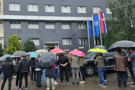 Nova provokacija na sjeveru KiM: Srbi prišli tik do ulaznih vrata u zgradi opštine Leposavić, Kfor podigao štitove (VIDEO)