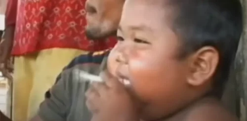 NEĆETE GA PREPOZNATI! Sjećate li se dječaka koji je sa 4 godine pušio 40 cigara dnevno: Ovako danas izgleda (FOTO/VIDEO)