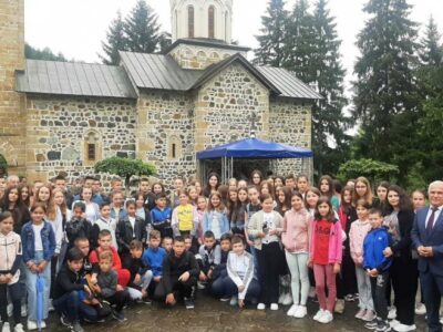 POVODOM VIDOVDANA Djeca sa Kosmeta posjetila manastir Sveti Nikola na Ozrenu