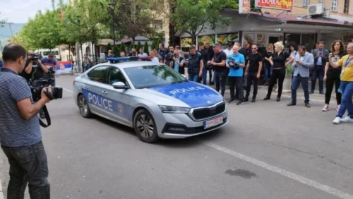 PROVOKACIJA KURTIJEVE POLICIJE U ZVEČANU Vozilom ušli u ulicu gdje su okupljeni Srbi