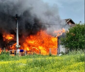 BUKTINJA GUTA SVE PRED SOBOM Zastrašujući prizor požara u Prijedoru: Vatrena stihija eskalirala, uništila radionicu i nekoliko vozila, pa se proširila i na kuću (FOTO)