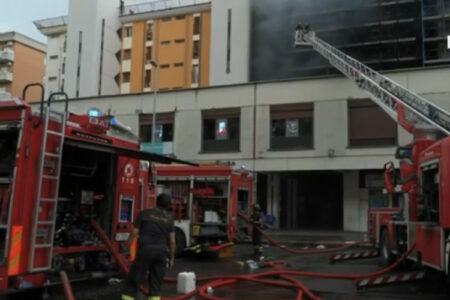 Požar u zgradi u Rimu, poginula jedna osoba, 17 povrijeđeno