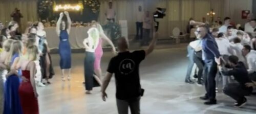 OVAKVU SVADBU JOŠ NISTE VIDJELI!  Hercegovački svatovi postali hit na internetu: Gosti se podijelili u dvije grupe pa zapjevali legendarnu pjesmu (VIDEO)