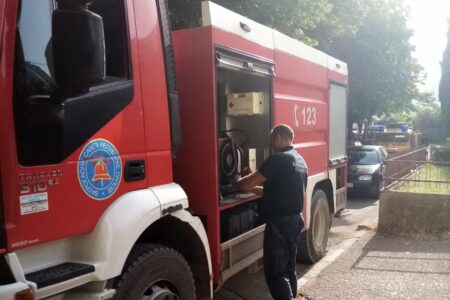 SPAS U ZADNJI ČAS Trebinjski vatrogasci u posljednjem trenutku spasili stan (FOTO)