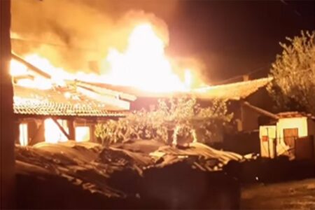 Udar groma izazvao veliki požar u Zaječaru, izgorjele tri kuće (VIDEO)