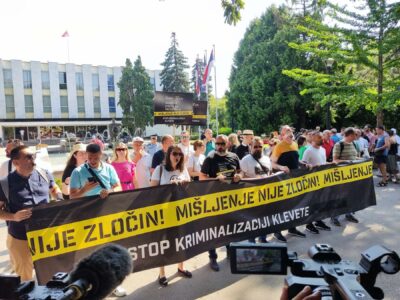 Protest u Banjaluci: Novinari pozvali vlast da odustane od kriminalizacije klevete (FOTO)