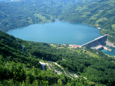 IDEALNO ZA LJUBITELJE PRIRODE I AKTIVNOG ODMORA: Jezero Perućac je jedno od najljepših na Balkanu