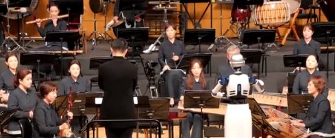 PRVO SE NAKLONIO PUBLICI Robot dirigovao orkestrom (VIDEO)