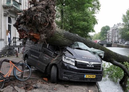 OBJAVLJENE ZASTRAŠUJUĆE FOTOGRAFIJE Nizozemsku pogodila najjača oluja u istoriji mjerenja, dvije osobe poginule!