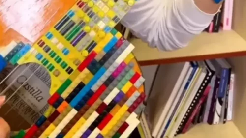 Dječak svira Lego gitaru, snimak objavio slavni Sleš (VIDEO)